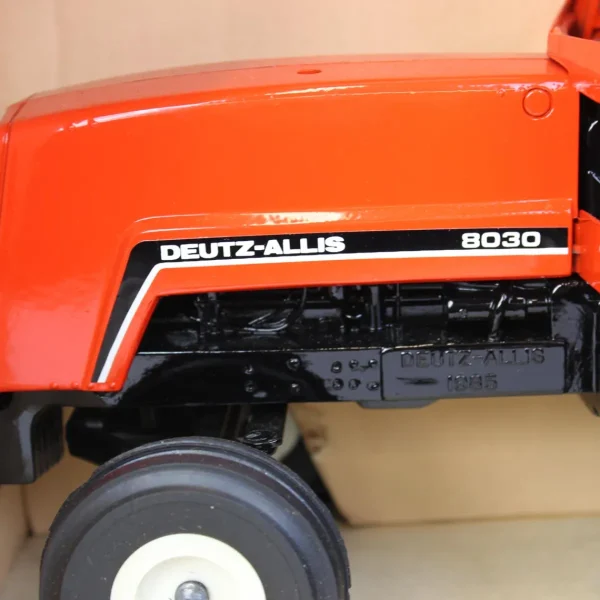 Manufacturer_ERTL Tractors<1/16 Deutz Allis 8030 2WD with Rear Duals, 1985 Special Edition