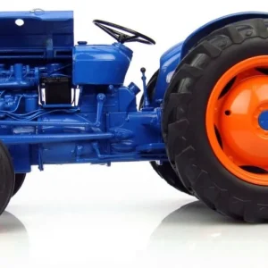 Outback Toys Tractors<1/16 Fordson Dexta (1960-1962) by Universal Hobbies