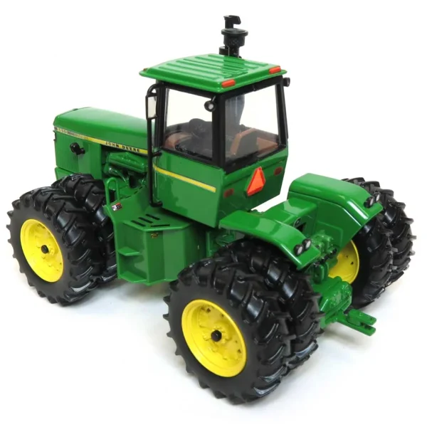 Manufacturer_ERTL Tractors<1/32 John Deere 8650 4WD with Front & Rear Duals, 2016 National Farm Toy Show