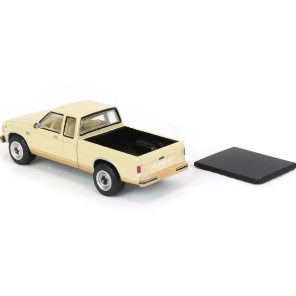 Manufacturer_Greenlight Collectibles Pickup Trucks<1/64 1983 Chevrolet S-10 Durango with Bed Cover, Blue Collar Series 11