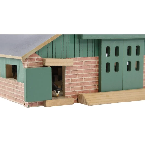 Manufacturer_Universal Hobbies Wooden Barns & Large Accessories<1/87 Deluxe Cattle Barn with Drive Thru Bay