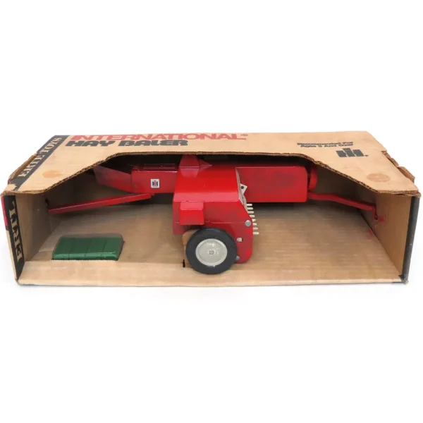 Manufacturer_ERTL Implements<1/16 International Baler with Bales, Made in the USA by ERTL