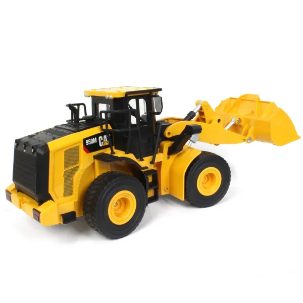 Manufacturer_Diecast Masters Radio Control<1/24 Radio Control Caterpillar 950M Wheel Loader, Made of Durable Plastic